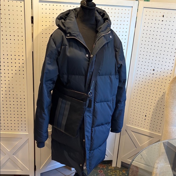 Knee length metropolitan Orolay 90%down hooded coat perfect shape navy coach bag - Picture 1 of 9